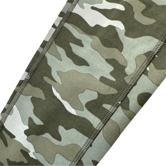 PINK Victoria's Secret Women’s Ultimate Camo Pocket Leggings - Picture 7 of 9